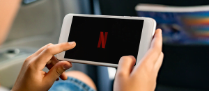 Uma pessoa usa o aplicativo da Netflix em um Smartphone